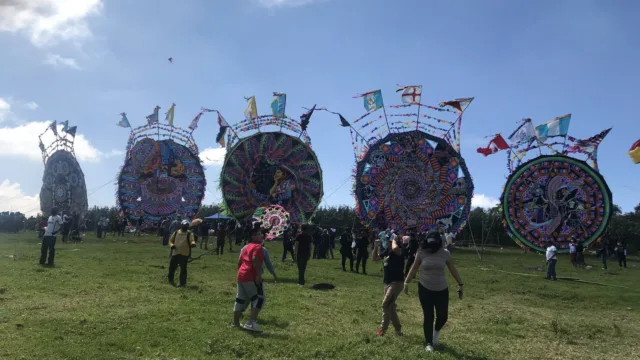 Le Festival de los Barriletes Gigantes à Santiago de Sacatepequez et à Sumpango