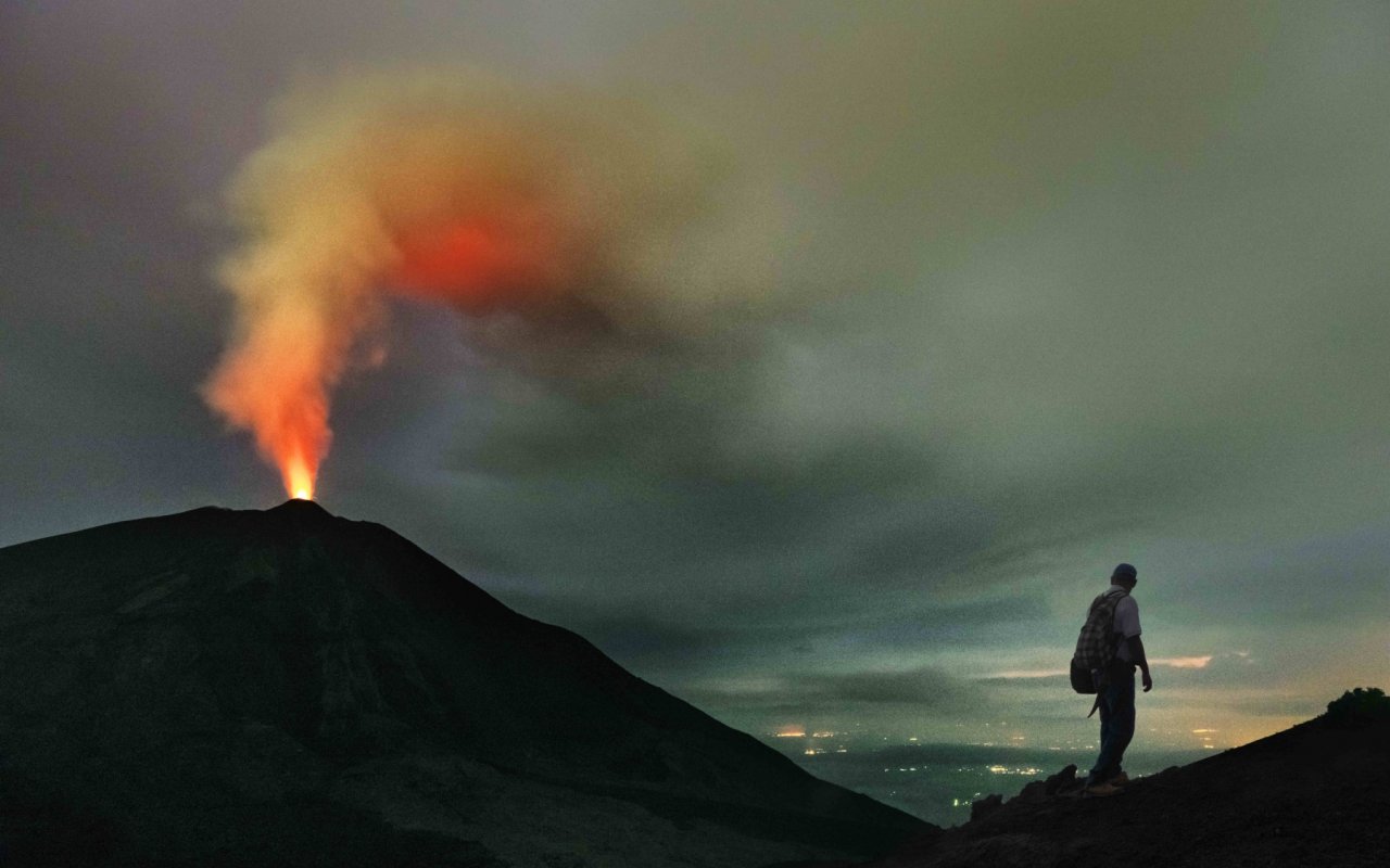 vue sur le volcan fuego depuis l acatenango