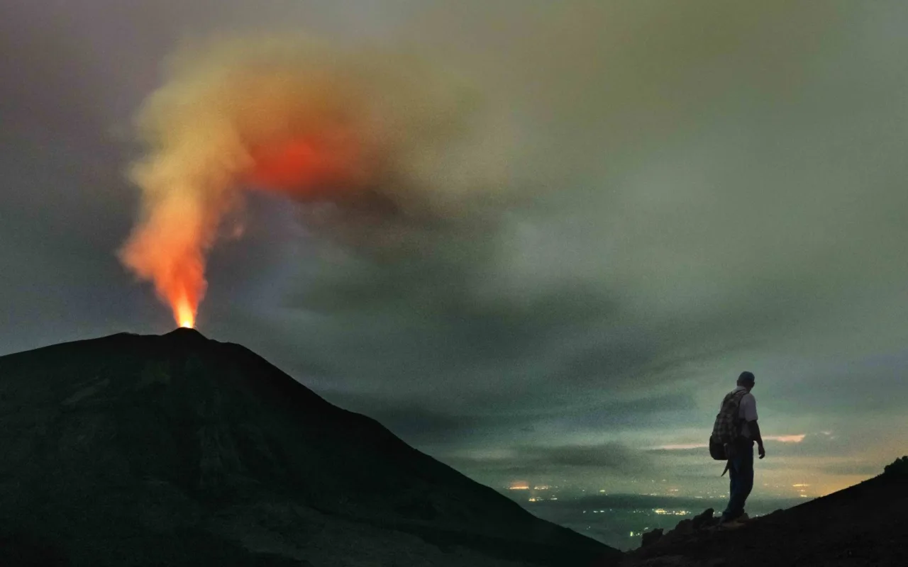 vue sur le volcan fuego depuis l acatenango