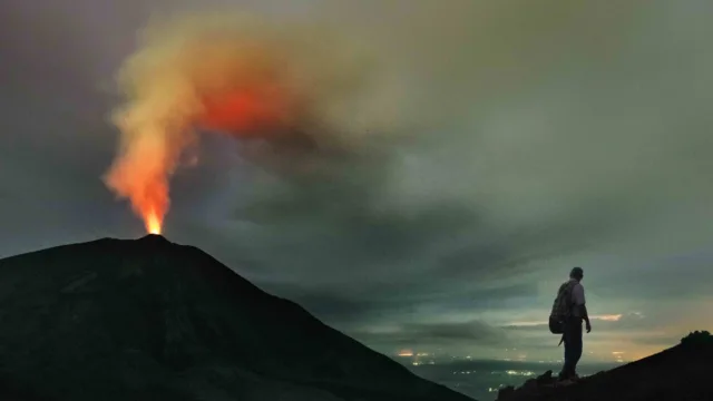 vue sur le volcan fuego depuis l acatenango